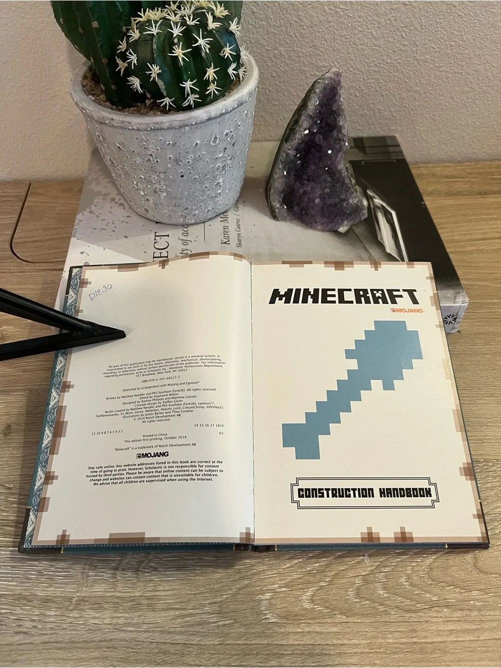 Minecraft Construction Handbook Hardcover 2014 Mojang Official Guide Book